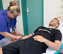 Lukas Mertens während der Blutabnahme in der Orthopädischen Universitätsklinik Magdeburg zur Untersuchung im Rahmen der Vorbereitung zur neuen Saison.